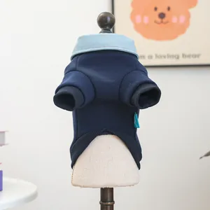 Detail eines kleinen Hunde-Hoodies in Navy mit Denim-Kragen und Rippbündchen für Haustiere