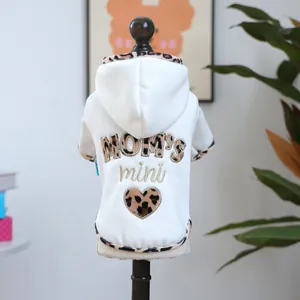 Detail der weißen Hunde-Hoddie mit Leopardenmuster-Details und MOM'S mini Bestickung