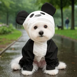 Detailansicht eines Panda-Haustier-Regenmantels mit 3D-Ohren und wasserfestem Stoff