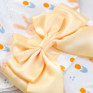 Detail van huisdier yukata met crème satijnen strik en konijn-tulp print stof