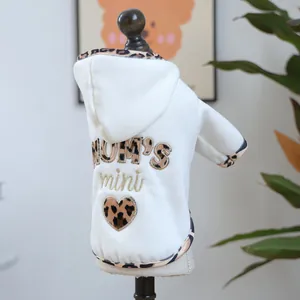 Detail des weißen Hunde-Hoodies mit MOM'S mini Stickerei und Leopardenmuster-Saum
