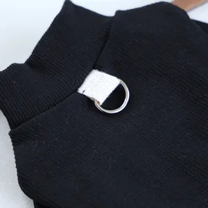Detail van zwart geribbelde huisdiershirt met metalen D-ring voor bevestiging van de lijn