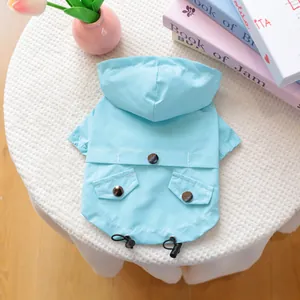 Détail de l'imperméable bleu clair pour animaux avec capuche et cordons réglables
