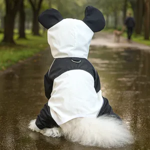 Detailansicht der Hunde-Regenjacke im Panda-Design mit Metall-D-Ring für die Leine