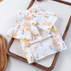Detail van een zomerse yukata voor huisdieren met konijn tulp print en knopen