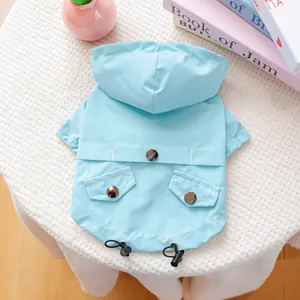 Détail de l'imperméable bleu clair pour chien avec capuche et cordon de serrage ajustable