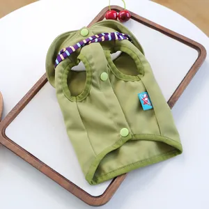 Detail der grünen Haustierweste mit Druckknöpfen und bunten Streifen auf dem Board