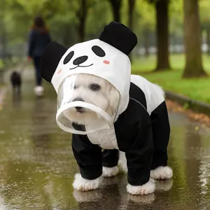 Detail der Panda-Hunderegenjacke mit wasserdichter Kapuze und transparentem Gesichtsschutz