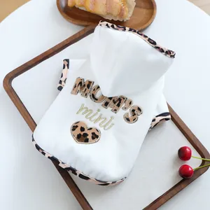 Detail eines weißen Haustier-Hoodies mit Leopardenmuster und MOM'S mini Stickerei