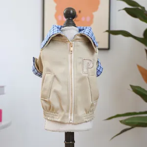 Khaki Hundejacke mit blauem Karomuster am Kragen und Reißverschluss für Hunde