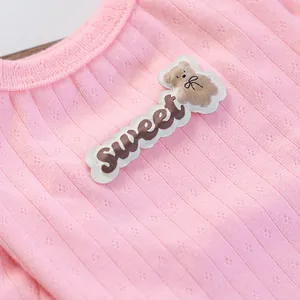 Detailaufnahme rosa Strickpullover für Haustiere mit Teddybär-Patch und Stickerei