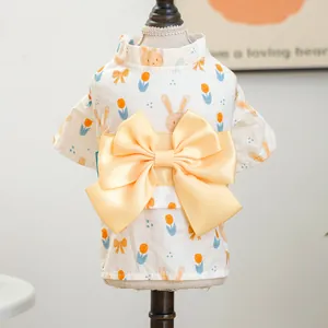 Detail van een huisdier-yukata met konijnenprint en een grote gele satijnen strik