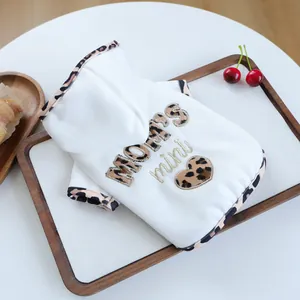 Weißer Haustier-Hoodie für kleine Hunde und Katzen mit Leopardenmuster und Stickerei