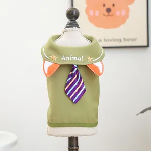 Grünes Haustier-Poloshirt mit Fuchsohren, Stickerei und gestreifter Krawatte für Hunde