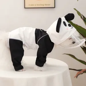 Detail der Panda-Hunde-Regenjacke mit transparentem Visier und D-Ring für die Hundeleine