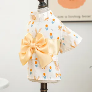 Detail van huisdier yukata met tulpenpatroon en een grote gele decoratieve strik