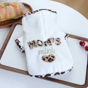 Detail eines weichen Haustier-Hoodies mit Leopardenbesatz und Herz-Stickerei