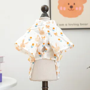 Detail van huisdier yukata met konijnenprint, knopen en gele strikken op een hanger