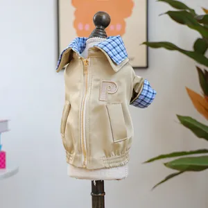 Detail der Haustierjacke mit gesticktem P-Patch, Karokragen und Metallreißverschluss