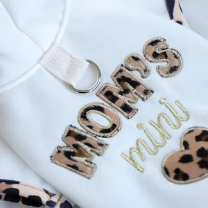 Weißer Haustier-Hoodie mit Herz-Leopardenmuster und MOM'S mini Stickerei sowie D-Ring