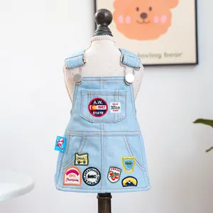 Vintage denim huisdierjurk met retro badges en verstelbare bandjes voor kleine honden