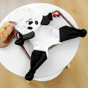 Detail von Panda-Haustier-Regenmantel mit transparenter Kapuze und elastischen Bündchen