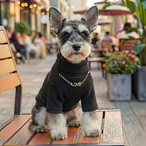 Elegante zwarte huisdiertrui met gouden LOVE-ketting gedragen door een kleine hond