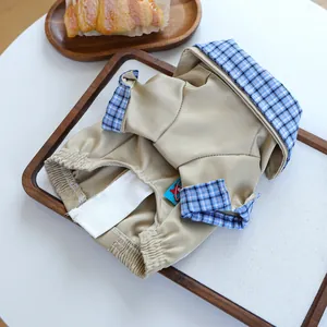 Detailaufnahme der Hunde-Jacke in Khaki mit blauem Karokragen und elastischen Bündchen
