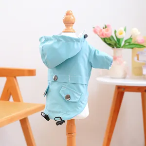 Imperméable bleu ciel pour chiens et chats avec capuche et cordons de serrage réglables