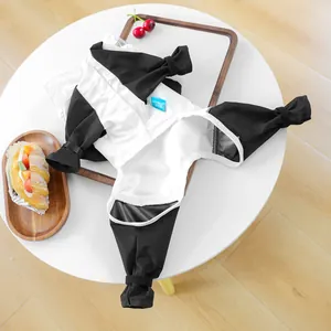 Detail der Panda-Haustier-Regenjacke mit Druckknöpfen und elastischen Bündchen für Hunde