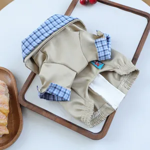Detail der khakifarbenen Haustierjacke mit blauem Karokragen und Reißverschluss