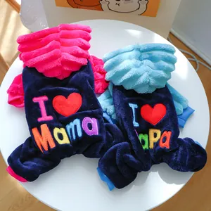 Détail de pyjamas chauds pour chien en flanelle avec broderie 'I Love Mama' et Papa