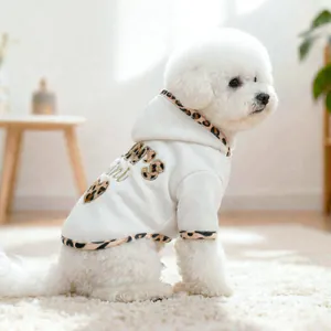 Weißer Haustier-Hoodie für kleine Hunde mit Leopardenbesatz und Bestickung