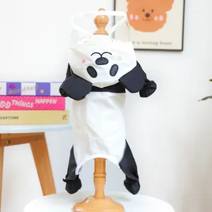 Detailansicht des Panda-Haustier-Regenmantels mit transparenter Kapuze und Stickerei