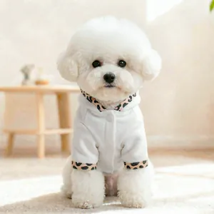 Weißer Haustier-Hoodie mit Leopardenmuster-Besatz und Druckknöpfen für kleine Hunde