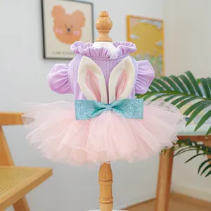 Robe mignonne pour chien avec haut rayé violet, jupe en tulle rose et oreilles de lapin
