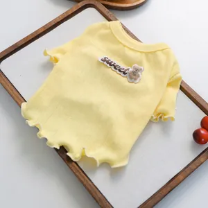 Detail des gelben Haustier-Strickshirts mit Bären-Applikation und Rüschensaum
