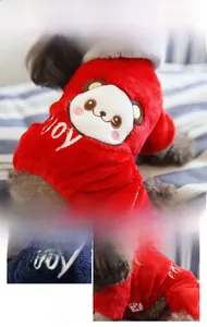 Détail d'un pyjama chaud pour chien en polaire corail avec broderie panda et texture douce