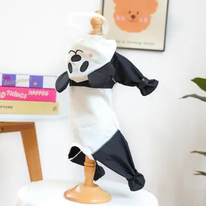 Detail der Panda-Hunde-Regenjacke mit wasserdichtem Stoff und transparentem Visier