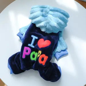 Détail de la combinaison en flanelle pour chien avec patchwork bleu et broderie Papa