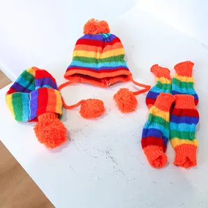 Regenboog gestreepte gebreide set met pompon muts, sjaal en beenwarmers voor honden