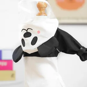 Detail der Panda-Haustier-Regenjacke mit transparenter PVC-Kapuze und Stickerei