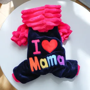 Détail de la combinaison pour chien en peluche avec broderie I Love Mama