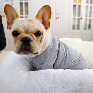 Détail d'un polo gris pour chien avec broderie sur un tissu piqué respirant