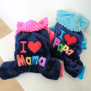 Détail de pyjamas en polaire corail pour animaux avec broderie I Love Mama et Papa