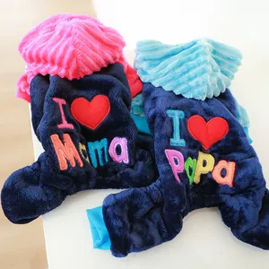 Détail de pyjamas en polaire corail pour animaux avec broderie I Love Mama et Papa