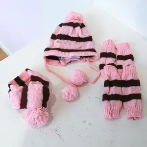 Detailweergave van de gestreepte gebreide set met muts, sjaal en beenwarmers voor huisdieren