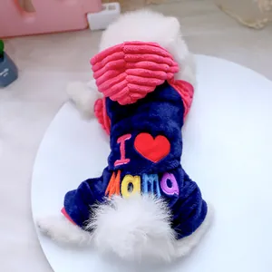 Détail du sweat à capuche pour chien en flanelle bleue avec broderie coeur colorée