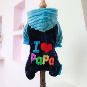 Détail du pyjama pour chat en molleton corail épais avec broderie et capuche rayée
