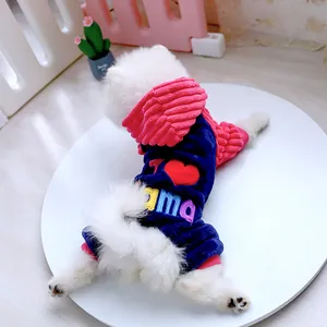 Détail d'un sweat à capuche en polaire pour chien bleu marine brodé I Love Mama